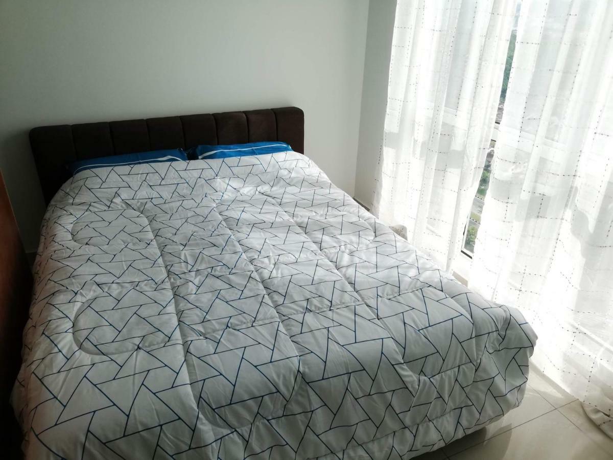 2 Carpark Gep 5 Star Hotel Bed & Sofa Studio Seri Kembangan Luaran gambar